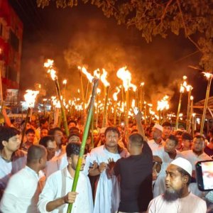 বিএনপির প্রার্থী পরিবর্তনের দাবিতে কাফনের কাপড় পরে মশালমিছিল