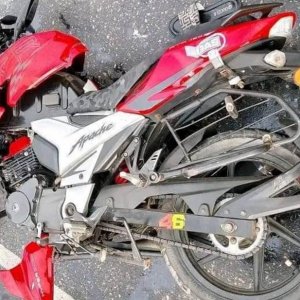 পথচারীকে বাঁচাতে গিয়ে মোটরসাইকেলের নিয়ন্ত্রণ হারিয়ে দুই তরুণের মৃত্যু