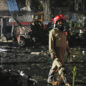 দিল্লিতে পার্ক করা গাড়িতে বিস্ফোরণ, নিহত ৮