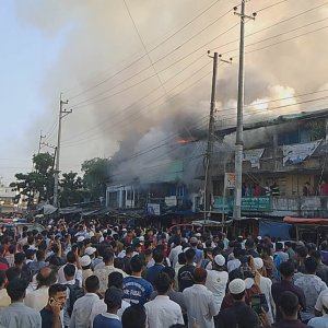 মার্কেটে ভয়াবহ আগুন, ব্যবসা রক্ষায় ঝাঁপিয়ে পড়ে ব্যবসায়ীর মৃত্যু