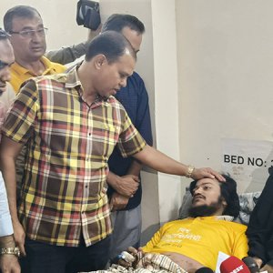 ক্যানসার আক্রান্ত মা ও পঙ্গু ছেলের পাশে তারেক রহমান