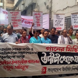 উদীচীর গানের মিছিলে পুলিশের বাধা: সরকারকে ৭ দিনের আল্টিমেটাম