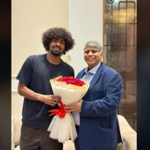 ফ্লাইট জটিলতার পর অবশেষে ঢাকায় হামজা চৌধুরী