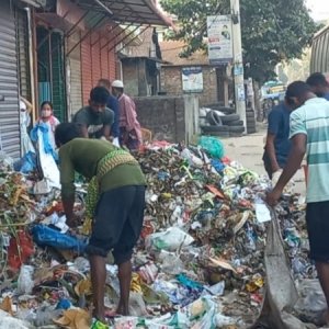 ট্যাক্স পরিশোধ না করায় মার্কেটের সামনে ময়লার স্তূপ