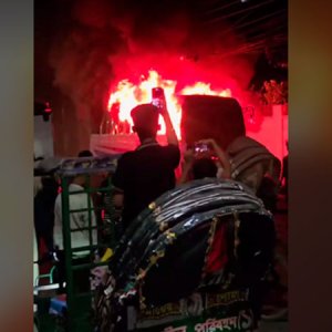 সূত্রাপুরে যাত্রীবাহী বাসে আগুন