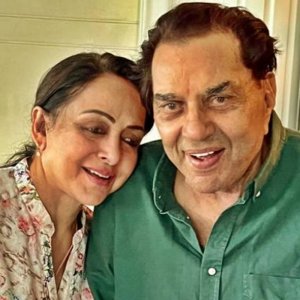 ধর্মেন্দ্রর মৃত্যুর গুজবে হেমা মালিনীর ক্ষোভ