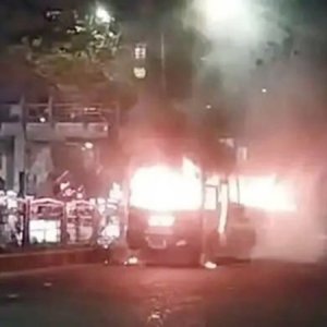 রাজধানীতে মধ্যরাত থেকে ভোর পর্যন্ত তিনটি বাস ও একটি প্রাইভেট কারে আগুন