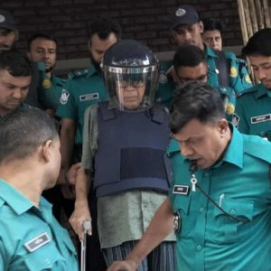 এবার মারধরের মামলায় গ্রেফতার সাবেক খাদ্য মন্ত্রী কামরুল ইসলাম