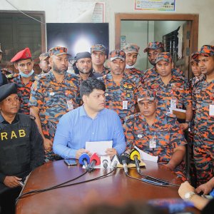 নিয়ম না মানায় কেমিক্যাল গুদামের কর্মকর্তা-কর্মচারীর দণ্ড-জরিমানা