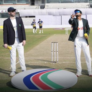 শুরুর ওভারেই হাসানের আঘাত