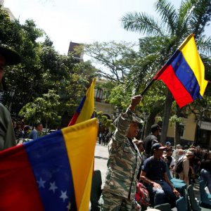 মার্কিন হামলার আশঙ্কায় গেরিলা প্রতিরোধের প্রস্তুতি নিচ্ছে ভেনেজুয়েলা