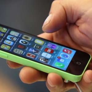 বিদেশ যাচ্ছেন? সীমান্তে ফোন তল্লাশি থেকে গোপনীয়তা রক্ষার উপায়গুলো জেনে নিন