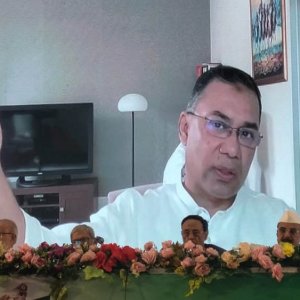 সরকারকে দুর্বল পেয়ে কোনও দল পরিস্থিতি ঘোলাটে করছে: তারেক রহমান