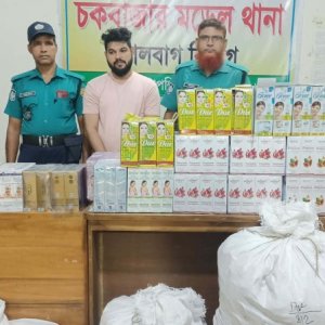 পাকিস্তান থেকে চোরাচালানে আনা ও ভেজাল কসমেটিকসসহ গ্রেফতার ১