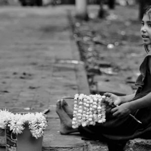 ব্যস্ত নগরী ঘুমায় নিয়ন আলোয়, জেগে থাকে শৈশব হারানো মেয়েরা