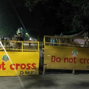 ধানমন্ডি-৩২ ঘিরে নিরাপত্তা জোরদার, পুলিশের ব্যারিকেড