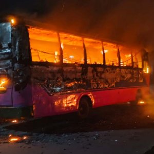গাজীপুরে দুটি বাস পুড়িয়ে দিয়েছে দুর্বৃত্তরা
