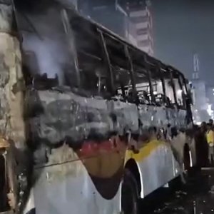 ধোলাইপাড়ে যাত্রীবাহী বাসে আগুন