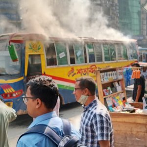 মিরপুরে বাসে আগুন
