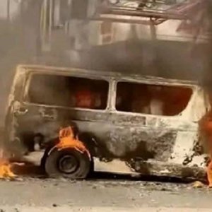 উত্তরায় ইঞ্জিন ওভারহিটে মাইক্রোবাসে আগুন