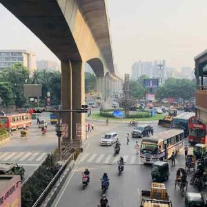 কিছুটা সচল রাজধানী, এখনও সতর্ক নগরবাসী