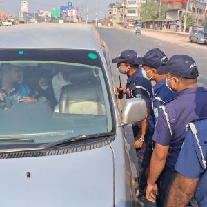 ঢাকা-আরিচা মহাসড়কের আমিনবাজারে পুলিশের তল্লাশি