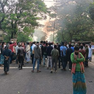 ফরিদপুরে ঢাকা-খুলনা মহাসড়ক আটকে আ.লীগের অবরোধ