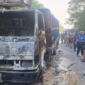 পদ্মা সেতুর জাজিরা প্রান্তে ককটেল বিস্ফোরণ, যানবাহন ভাঙচুর-অগ্নিসংযোগ