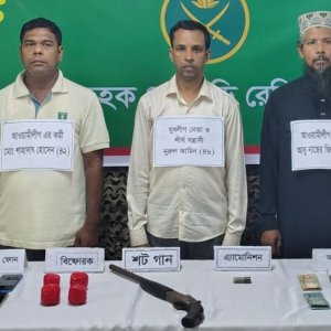 চট্টগ্রামে অস্ত্র-ককটেলসহ তিন আওয়ামী লীগ নেতা গ্রেফতার
