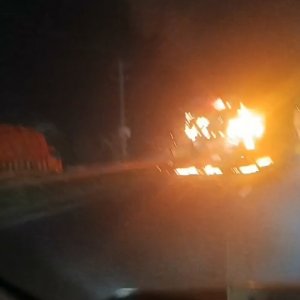 মহাসড়কে চলন্তবাসে আগুন, অল্পের জন্য রক্ষা পেলেন যাত্রীরা