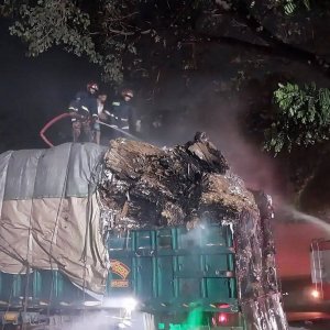 মুন্সীগঞ্জে ঢাকা-চট্টগ্রাম মহাসড়কে ট্রাকে আগুন