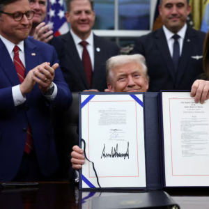 ট্রাম্পের স্বাক্ষরে দীর্ঘতম মার্কিন শাটডাউনের অবসান