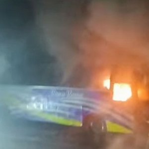 ঢাকা-চট্টগ্রাম মহাসড়কে বাসে আগুন