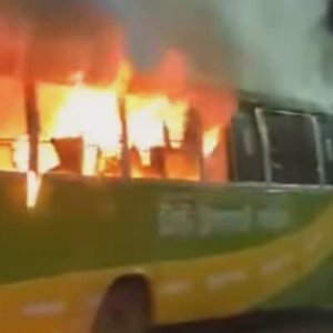 মিরপুরে ট্রাস্ট বাসে আগুন