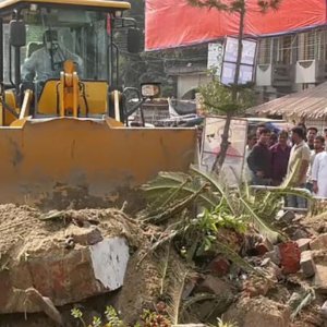 বুলডোজার দিয়ে গুঁড়িয়ে দেওয়া হলো শেখ মুজিবের ভাস্কর্য