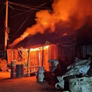 আহসানগঞ্জ রেল স্টেশনের ২ দোকানে আগুন