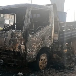 আশুলিয়ায় পিকআপে আগুন দিলো দুর্বৃত্তরা