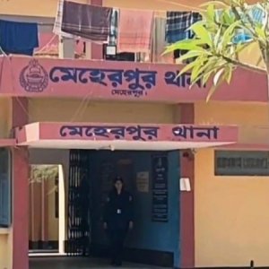 প্রেমিকের গলায় অস্ত্র ঠেকিয়ে প্রেমিকাকে তুলে নিয়ে ধর্ষণ