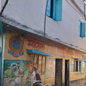 আগু‌নে ক্ষ‌তিগ্রস্ত বিদ‌্যালয়, কড়াইলের শিশুদের পড়লেখায় বড় ধাক্কা