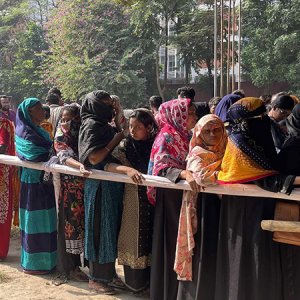 নির্বাচনের প্রস্তুতি হিসেবে রাজধানীর আগারগাঁওয়ে চলছে ইসির ‘মক ভোটিং’