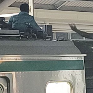 মেট্রোর ছাদে এক কিশোর, চলাচল সাময়িক বন্ধ থাকায় কর্তৃপক্ষের দুঃখ প্রকাশ