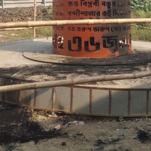 মানিকগঞ্জে জুলাই স্মৃতিস্তম্ভে রাতের আঁধারে আগুন