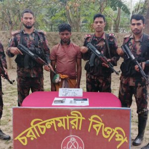 সীমান্তে অস্ত্র ও গুলিসহ যুবক আটক