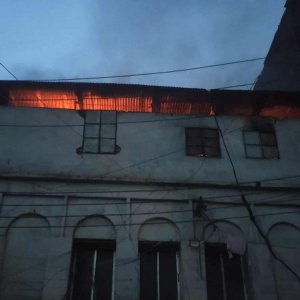 রাজধানীর রহমতগঞ্জের তিন তলা ভবনে আগুন, নিয়ন্ত্রণে ৬ ইউনিট