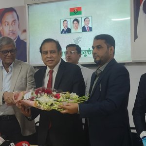আনুষ্ঠানিকভাবে বিএনপিতে যোগ দিলেন ড. রেজা কিবরিয়া