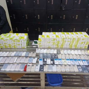 শাহজালালে অবৈধভাবে আনা ১০২ মোবাইল জব্দ