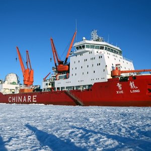 বরফ ভেঙে অ্যান্টার্কটিকার পথে চীনা গবেষণা জাহাজ