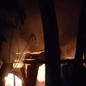 দিনাজপুর আগুনে পুড়লো ১১ বাড়ি, একজনের মৃত্যু