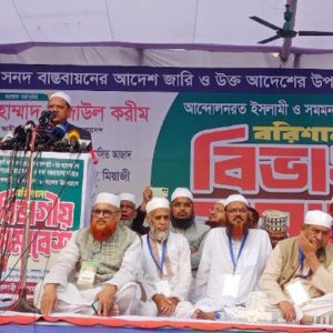 পায়ের নিচের মাটি সরে গেছে, চাঁদাবাজদের জায়গা বাংলার মাটিতে হবে না: চরমোনাই পীর