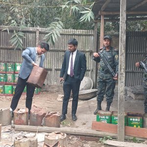 চিটাগুড়-পচা মিষ্টি-ময়দা-সোডা দিয়ে তৈরি ৬৫০০ কেজি ভেজাল গুড় জব্দ